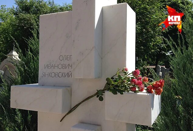 могила янковского на новодевичьем. памятник олегу янковскому на новодевичьем. янковский на новодевичьем кладбище. памятник на кладбище олегу янковскому. янковский на новодевичьем кладбище.