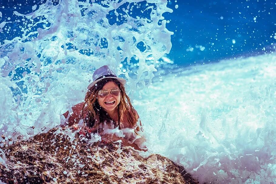 Девушка в брызгах воды. Брызги моря. Девочка на море. Фотосессия в воде.