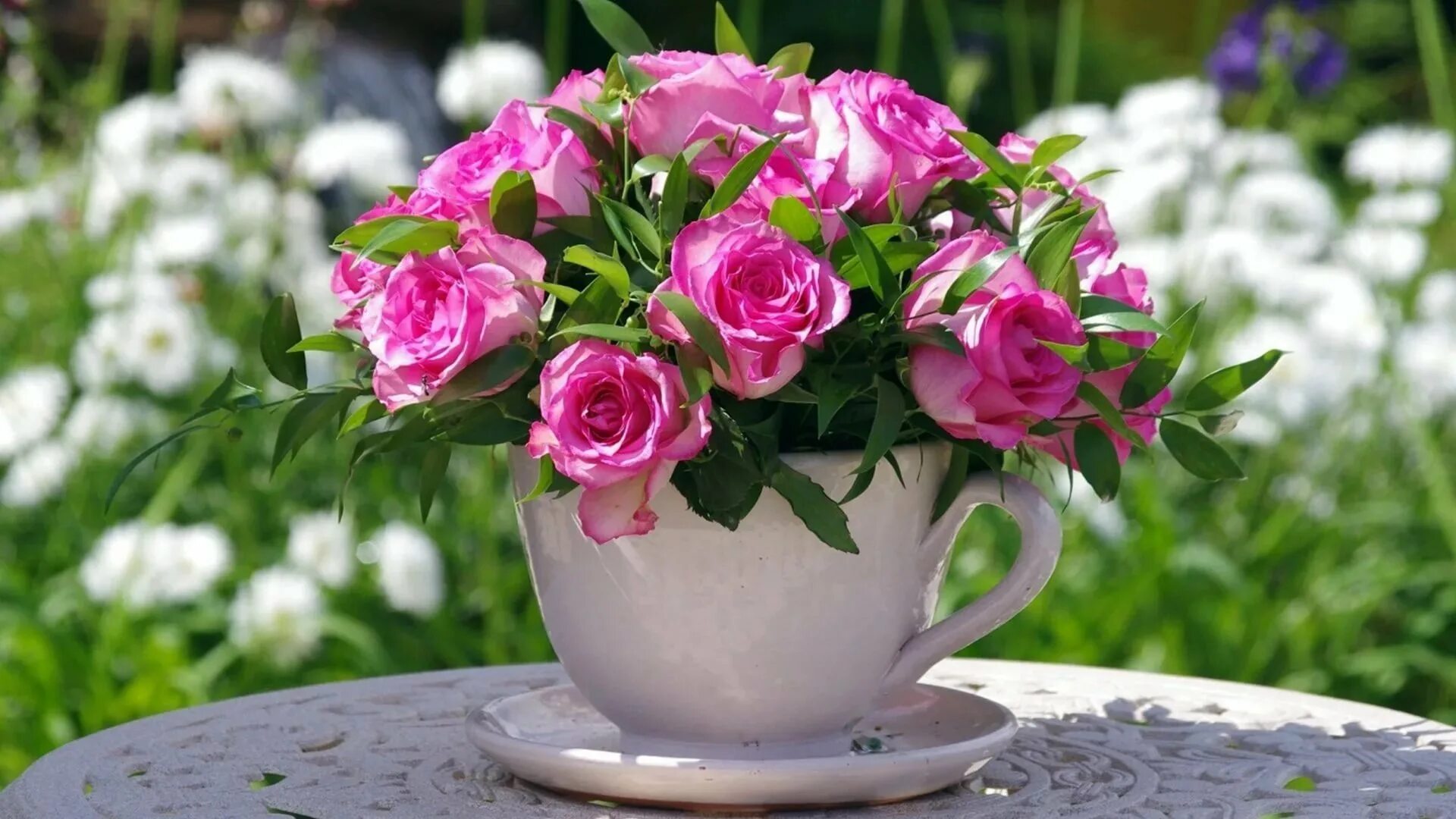Цветы утром картинки. Утренние цветы. Цветы в чашке. Красивый букет в чашке. Цветы в кружке.
