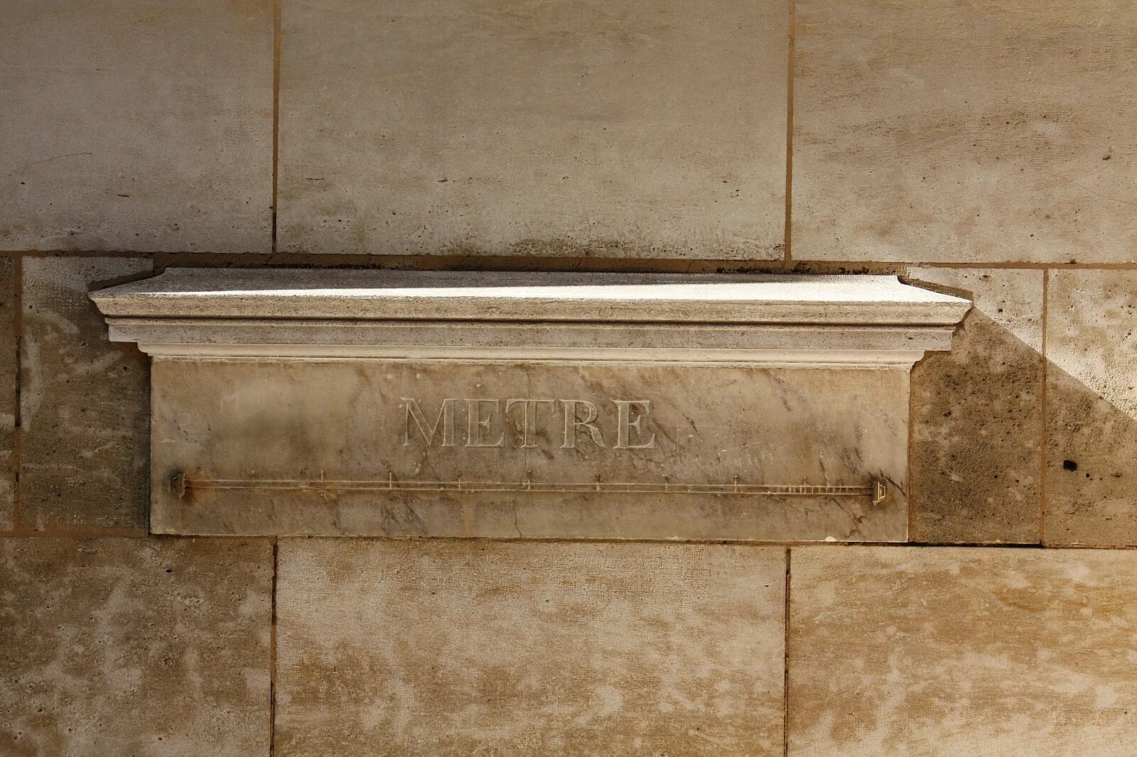 Прототип метра. Эталон метра в париже на улице вожирар. эталонный метр в париже. эталон 1 метра. криптоновый эталон метра.