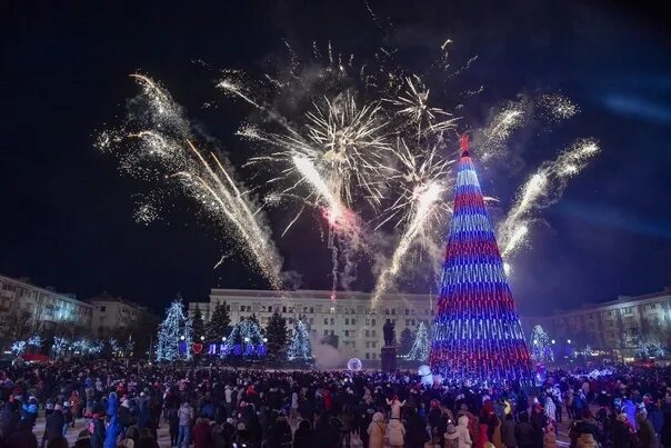 Ледовый городок нижний тагил. Театральная площадь киров перед нг. Горки на театральной площади в кирове. Елка на театральной площади курск 2022. Новогодняя елка ессентуки 2022 год.