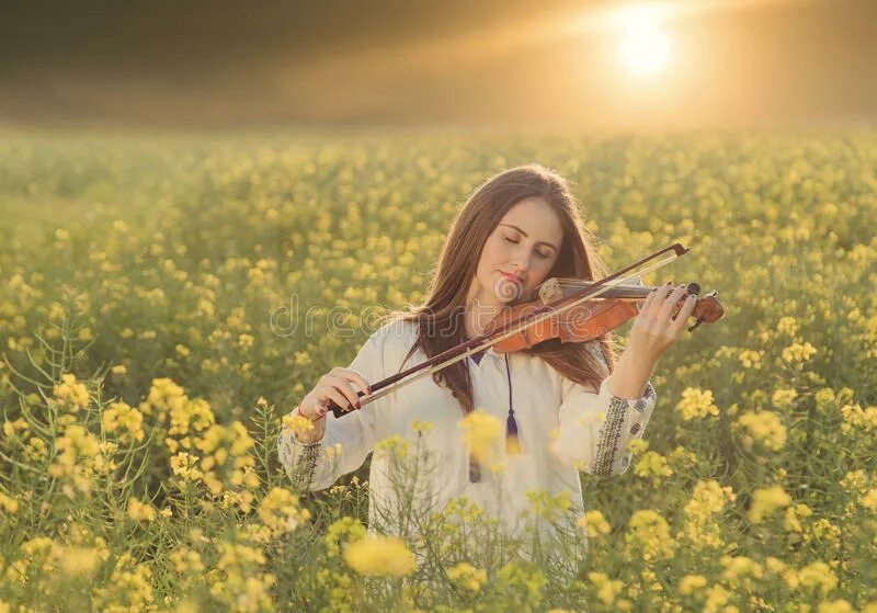 Давай сыграем в поле. Скрипка в поле. Скрипачка в поле. Человек играющий на скрипке в поле. Девушка играет на скрипке в поле.