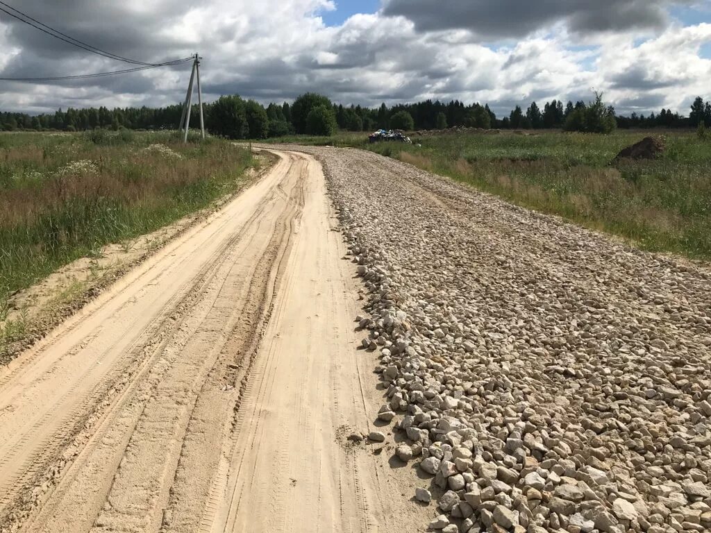 щебеночно-гравийно-песчаная смесь дорога. щпс на дороге. щебеночное дорожное покрытие. площадь посёлка ишалино в россии2022. асфальт.