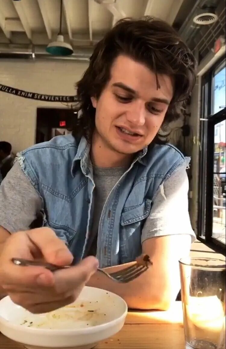 Джо керри. Joe Keery. Стив Харрингтон. Joe Keery Penzo. Joe Kerry stranger things.