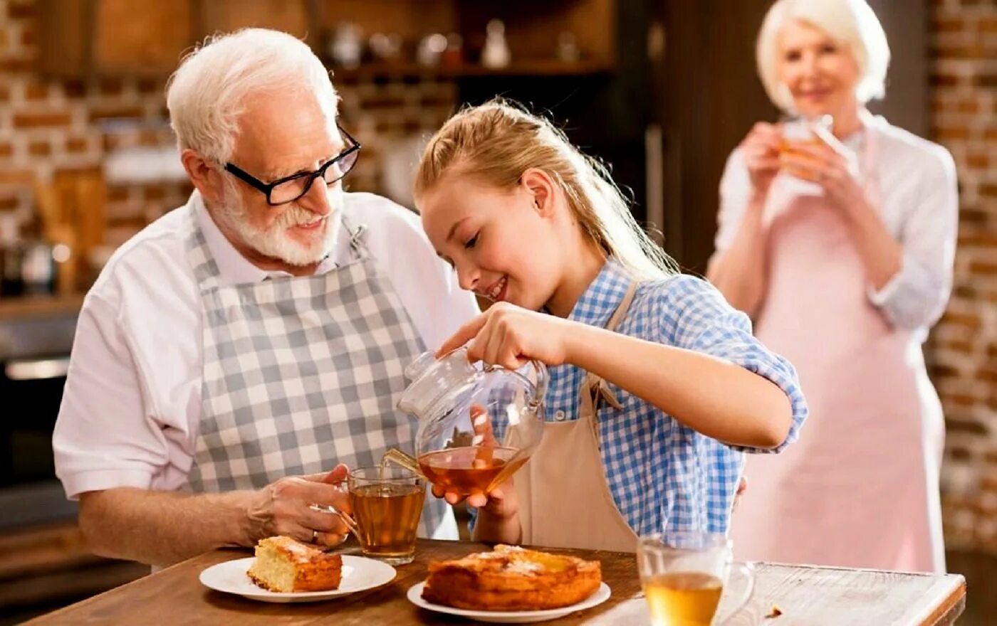 Семейное чаепитие. Чаепитие с бабушкой и дедушкой. Семья за столом. Семейное чаепитие у бабушки. Дедушка учит внучку
