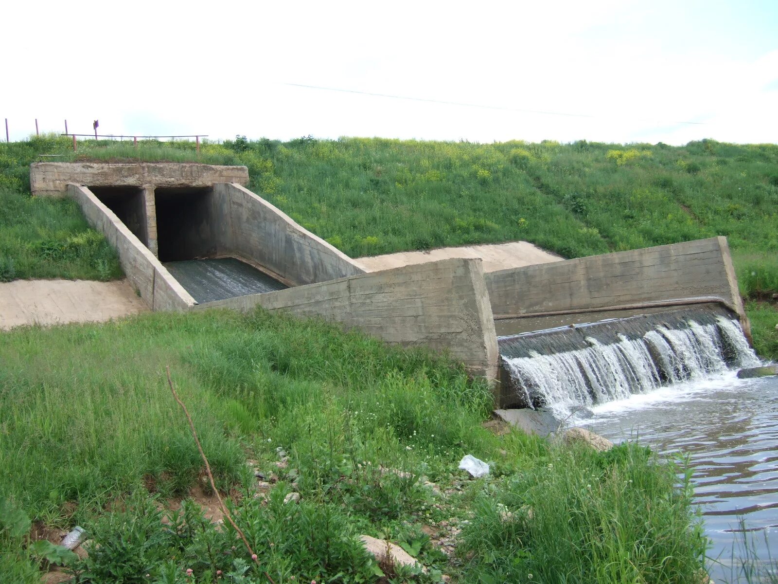 Водосброс Хапиловского пруда. Водосбросное сооружение (водосброс). Дубенский водоспуск. Быстроток ГЭС. Пруд запруда