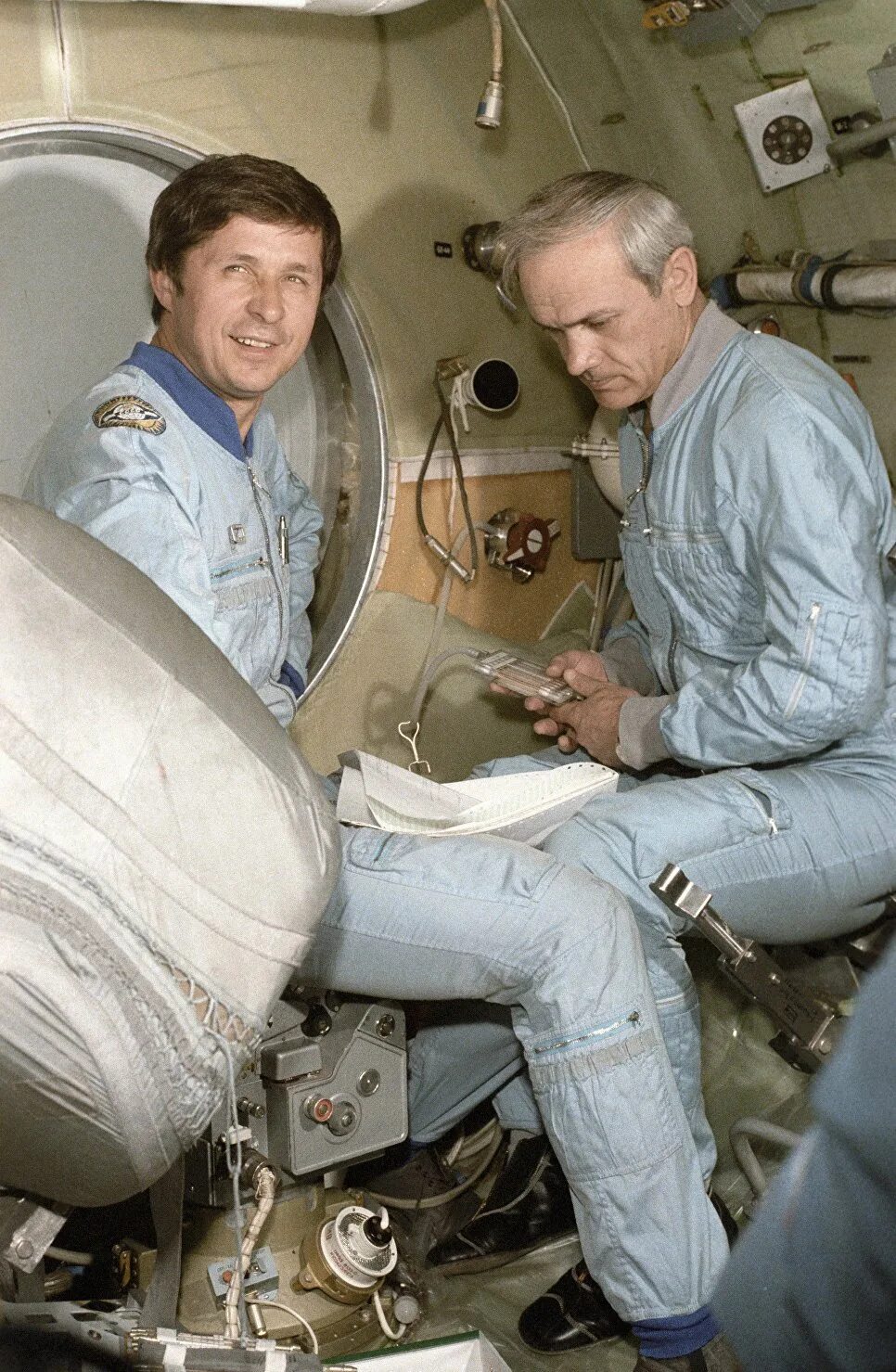 Станция салют 7 1985 год. Салют 7 космонавты Джанибеков и Савиных. Салют 7 Джанибеков Савиных.