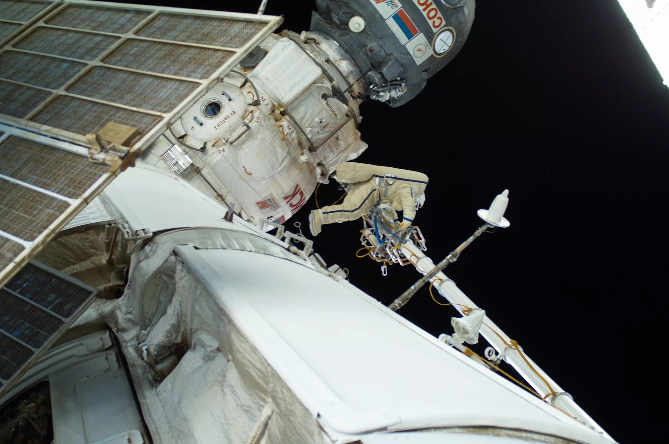 космосе 20. 12 апреля день космонавтики. космические транспорт. туманность ngc 7293 «улитка». космонавт.