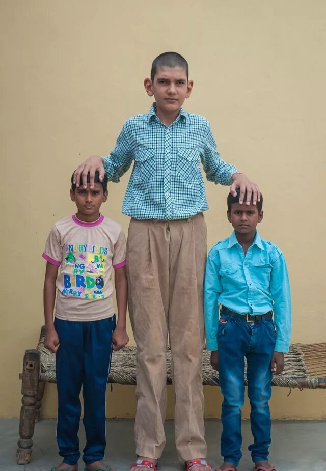 Каран Сингх рост в 8 лет. Каран Сингх самый высокий ребёнок. Каран Сингх рост. Каран Сингх мальчик.