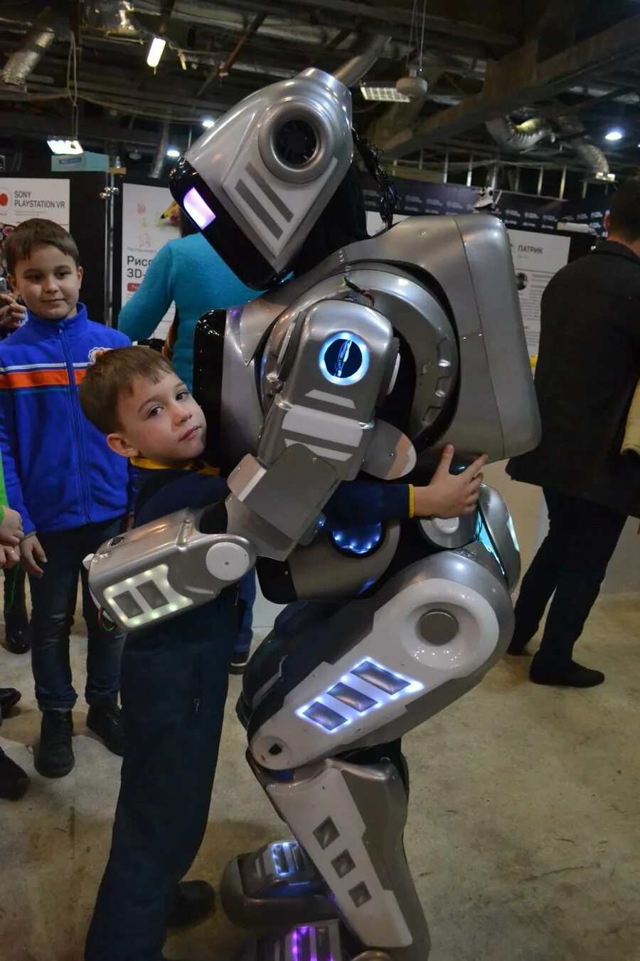 Выставка роботов. Фестиваль роботов. Город роботов. Город роботов. Город роботов.