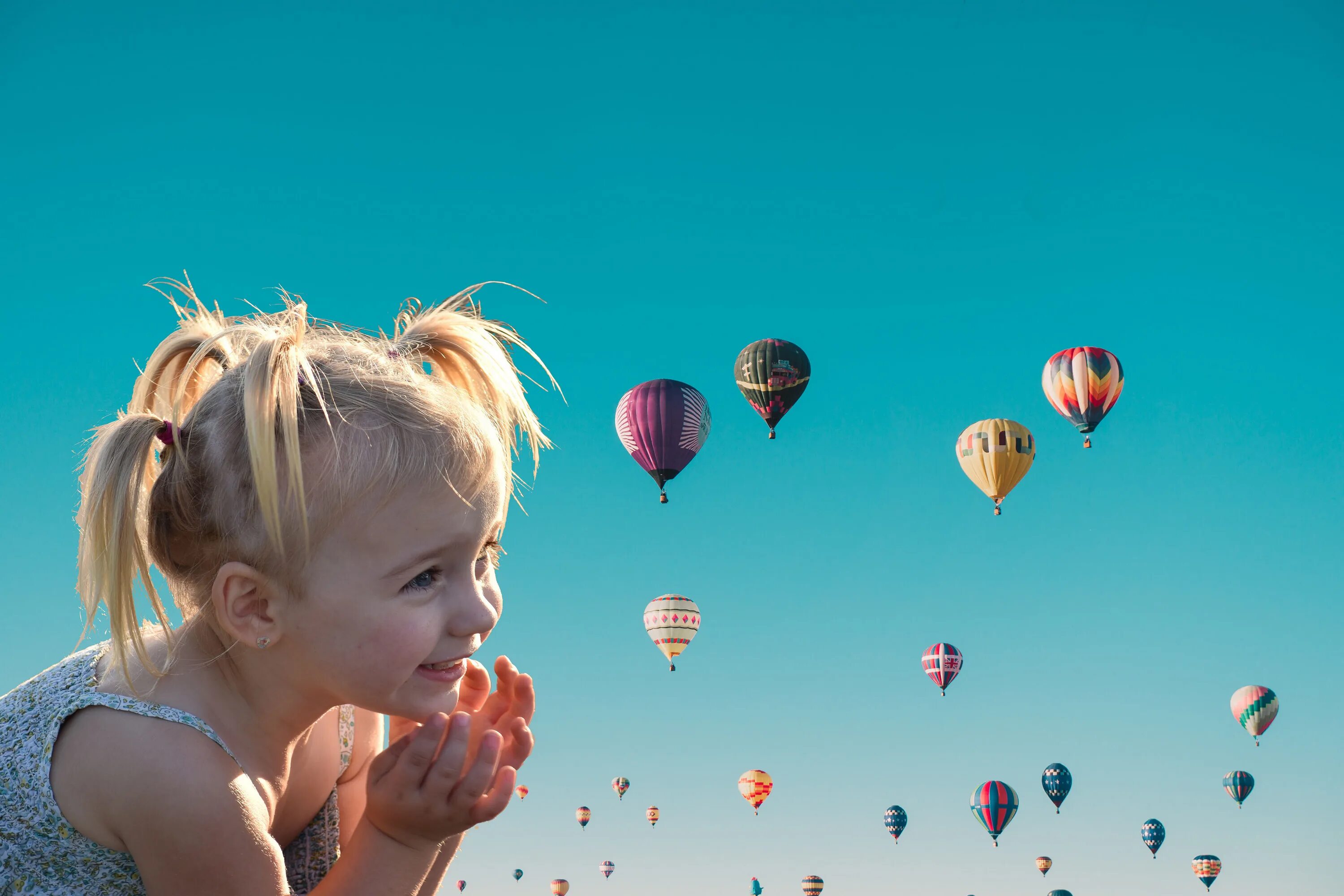 Детские воздушные шарики часто наполняют. Воздушные шары для детей. Дети с воздушными шарами. Девочка с воздушными шарами. Воздушный шар детский.