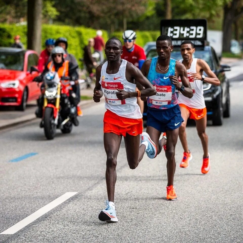 Бегун чемпион из ямайки. Кенийцы. Уганда бег. Почему кенийцы лучшие бегуны.