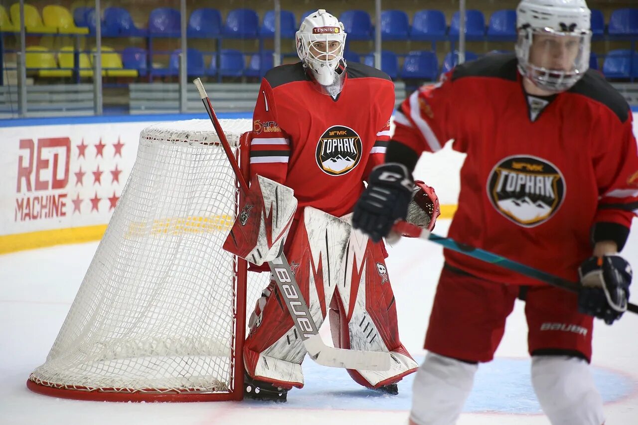 Хк верхняя пышма. Горняк пышма. Горняк пышма. Угмк горняк свитер. Тренер горняк угмк.