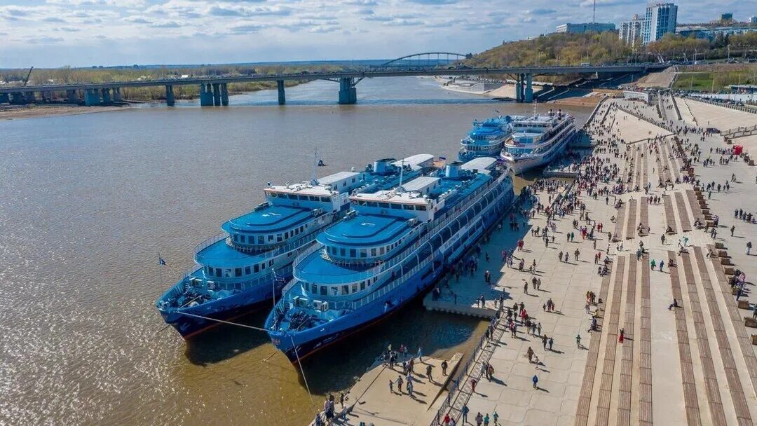 Судно петрович. Теплоход башкортостан речфлот. Уфа набережная теплоход. Башкортостан судно. Теплоходы из уфы круизы.