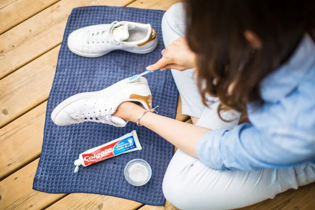 Очистить подошву кроссовок в домашних условиях. Зубная паста и кроссовки. Чистка кроссовок зубной пастой. Протирает белую обувь. Чистка белой обуви.