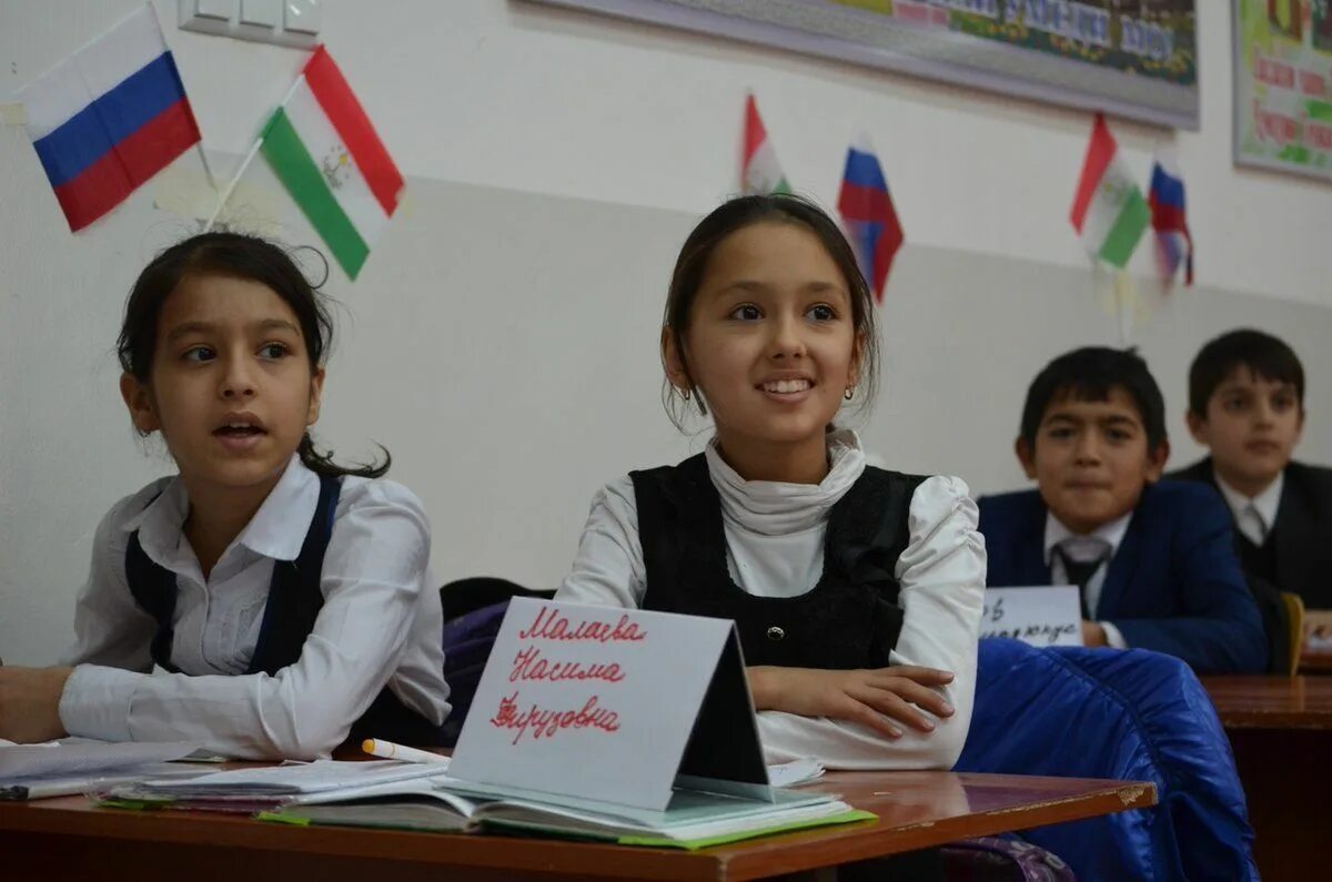 Школы снг. Такжикская школа в Таджикистане. Русскоязычные школы в Таджикистане. Русско таджикские школы в Таджикистане. Русский язык в Таджикистане в школах.