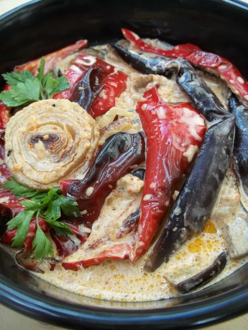 Ахоржак аджика. Венгерская кухня. Грузинские блюда из перца. Грузинские блюда из перца. Жареные баклажаны с перцем.