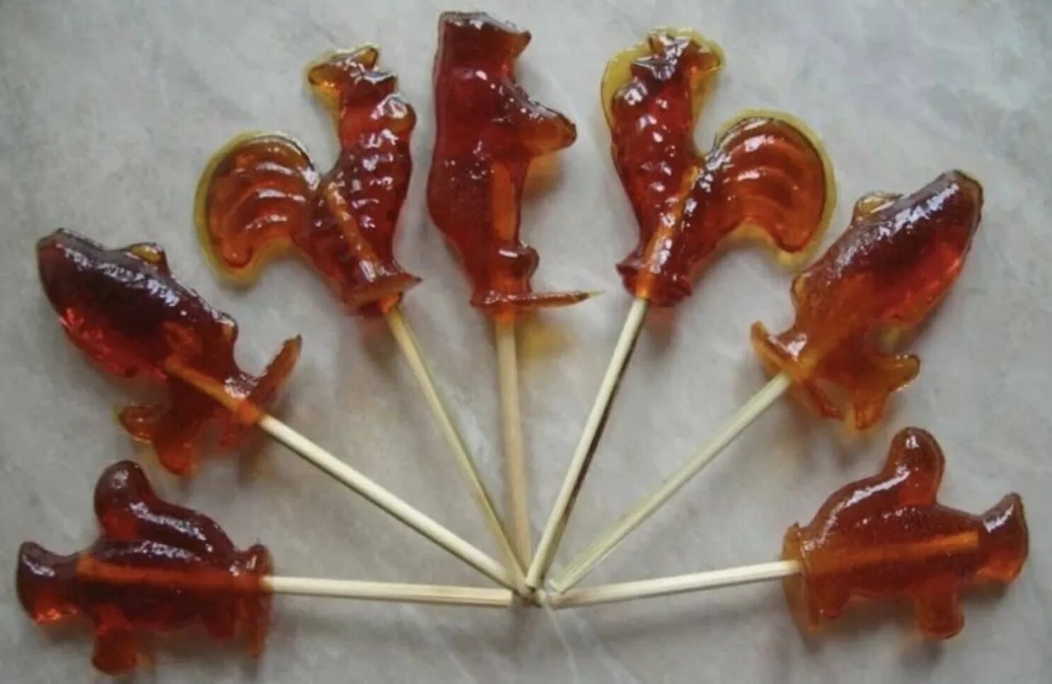 Леденцы петушки ссср. Советские петушки. Советские петушки. Карамель петушок на палочке ссср. Леденцы советская форма.