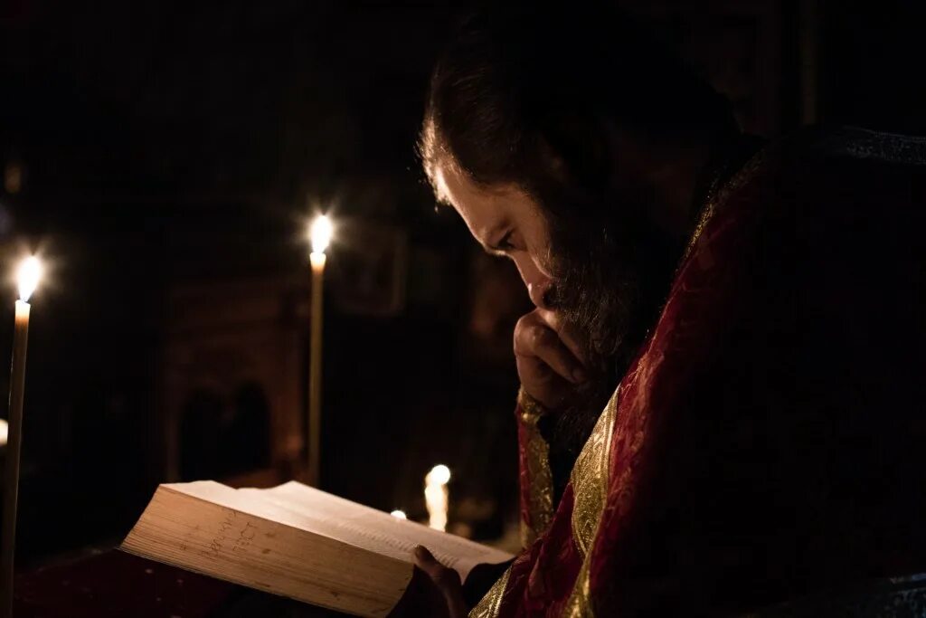 молитвы в требнике. исповедь вечером. таинство церкви исповедь. епитимья что это такое в православии. на исповеди у батюшки.