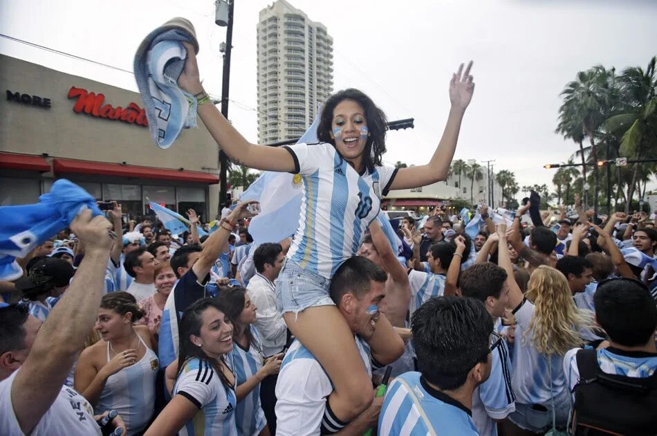 Аргентинцы народы южной америки. Население аргентины. Какие аргентинцы. Какие аргентинцы. Болельщицы аргентины на копа америка 2019.