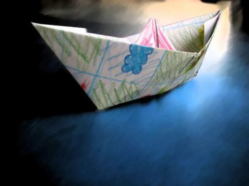 Разрисованная бумага. Бумажный кораблик. Бумажный корабль. Бумажный кораблик раскрашенный. Необычный кораблик из бумаги.