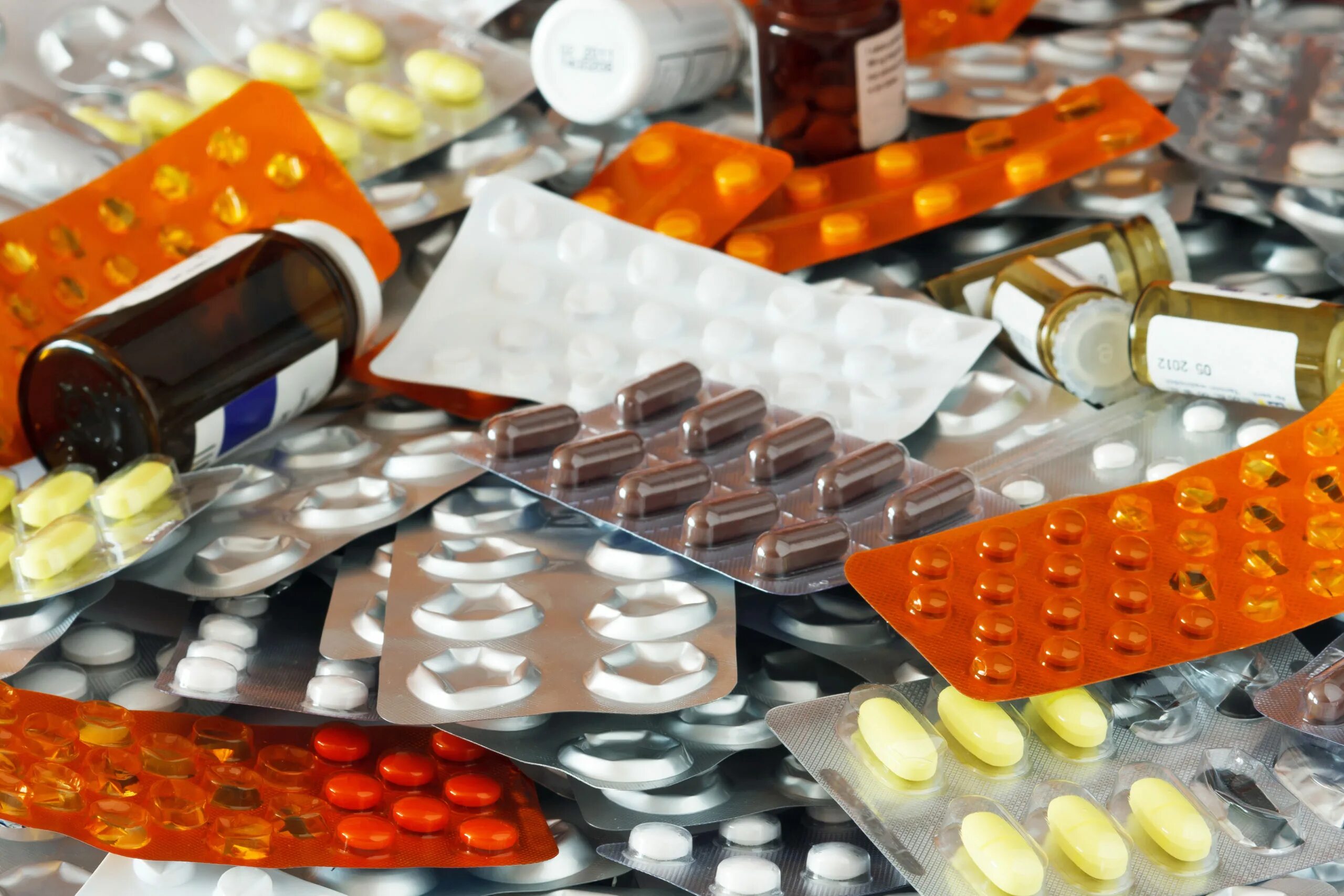 Лекарства. Утилизация лекарственных средств. Просроченные медикаменты. Фармацевтические препараты.