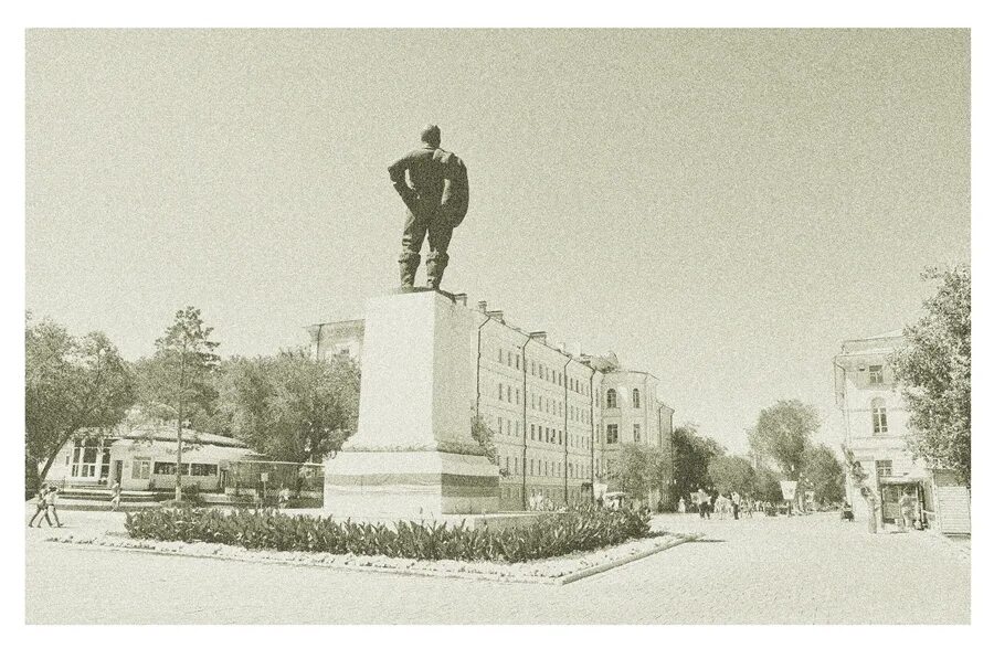 Г оренбург чкалова. Памятник Чкалова в Оренбурге. Город Чкалов 1941. Город Чкалов в годы войны. Памятник Валерию Чкалову в Оренбурге.