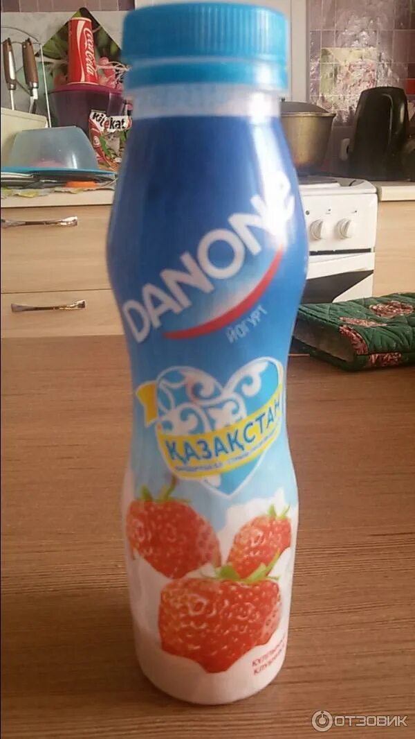 Фото питьевого йогурта. Danone йогурт 2000. Danone питьевой йогурт. Чудо йогурт Данон. Данон питьевой йогурт с клубникой.