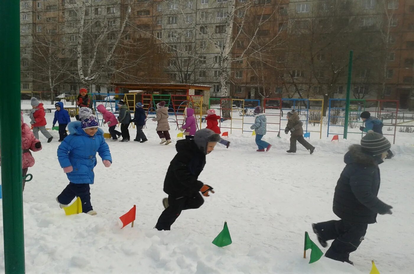зима физкультура старшая группа. игрушки для зимней прогулки в детском саду. зимняя прогулка в доу. зимняя прогулка в детском саду. зимние развлечения в старшей группе.
