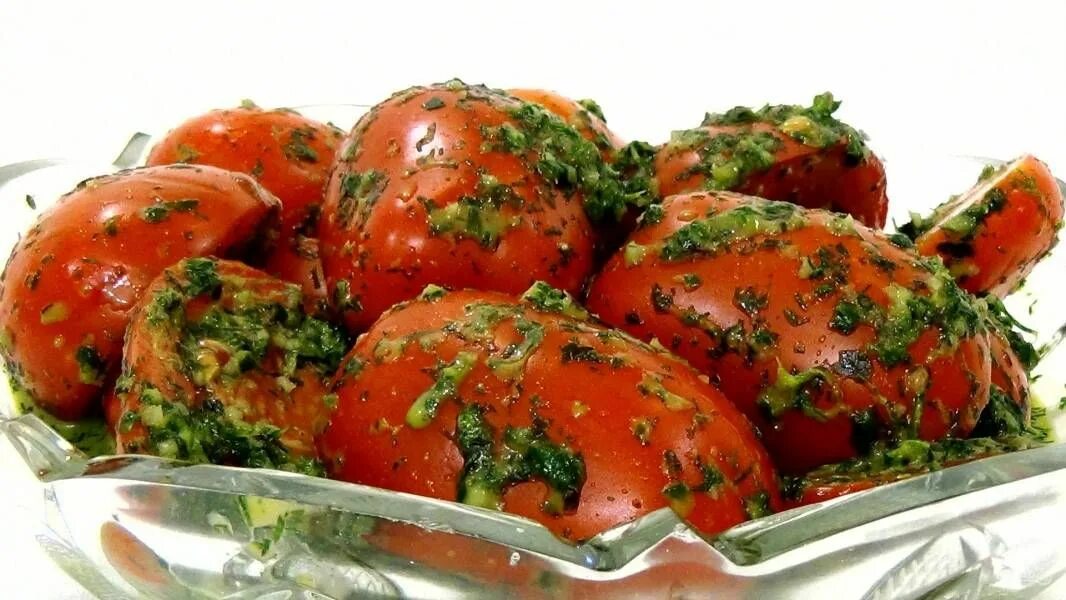 Маринованные помидоры с базиликом и чесноком быстрого. Томаты по корейски. корейские малосольные помидоры. острые помидоры по-корейски. малосольные помидоры по корейски.