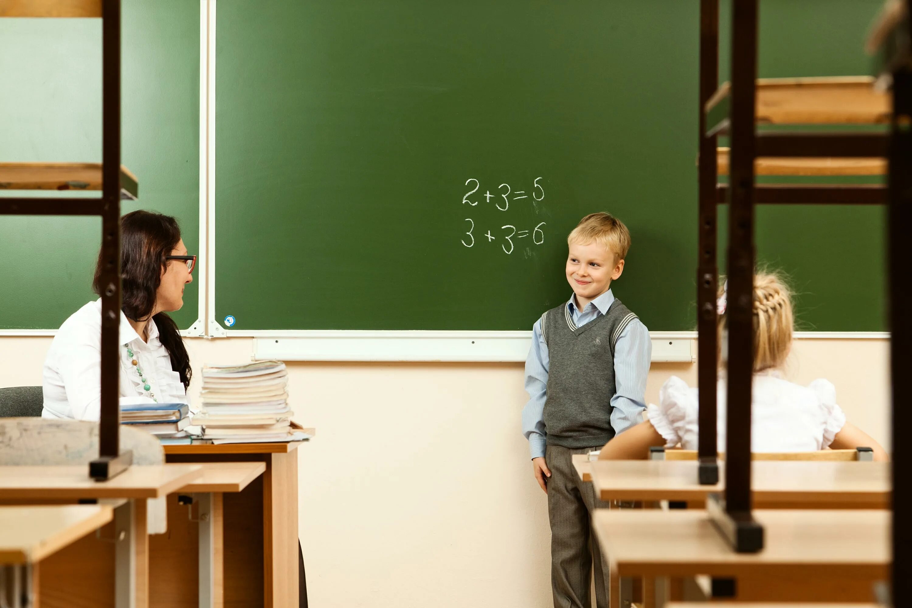 Две школы выписали. В городе школа в школе дети учатся видео. Две школы выписали. Учитель с учениками старшей школы. Школа прибалтика.
