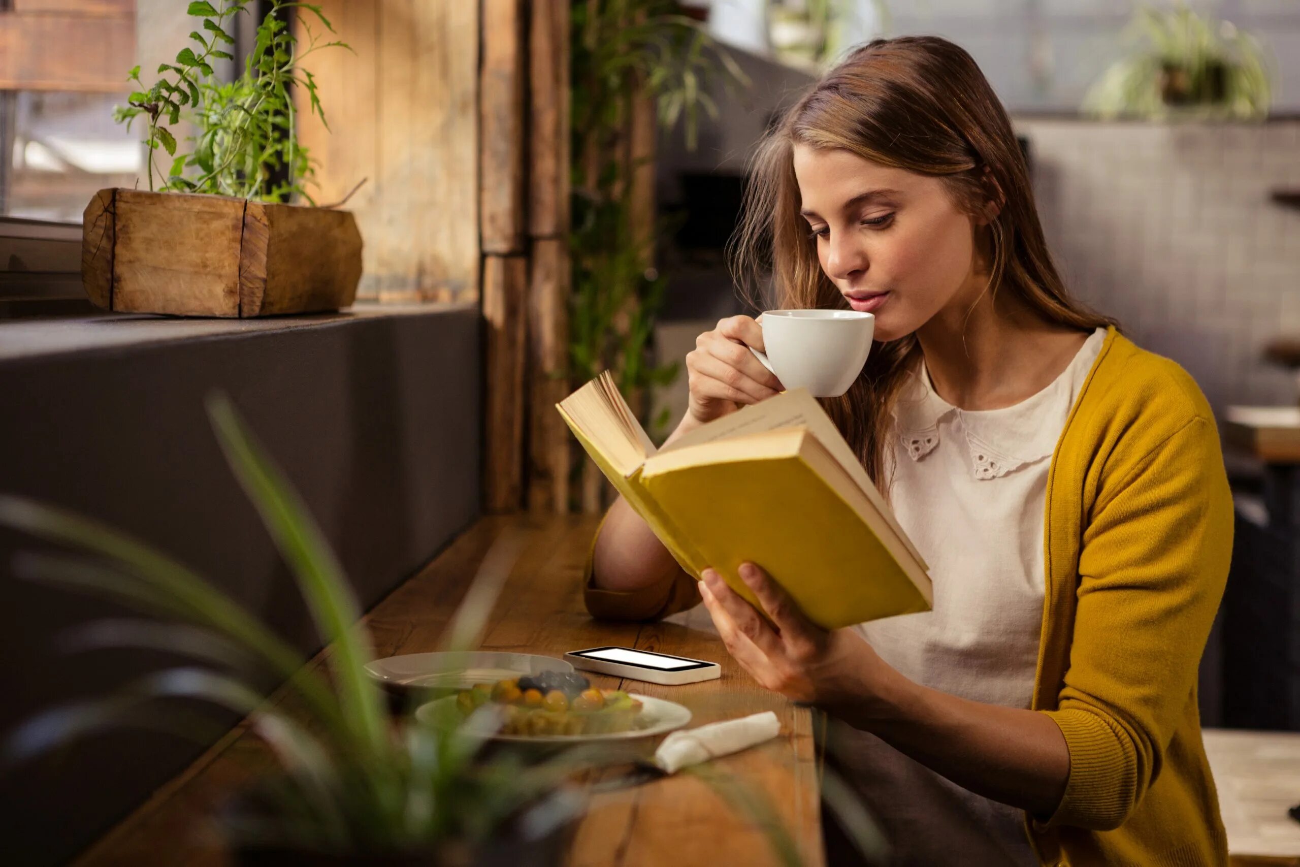 Читаю книги пью кофе. Чтение книг девушка. Девушка читает. Женщина с книгой. Читает книгу.
