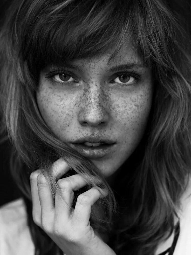 Freckles перевод. Девушка с веснушками. Фотопортрет черно белый. Портрет чб.