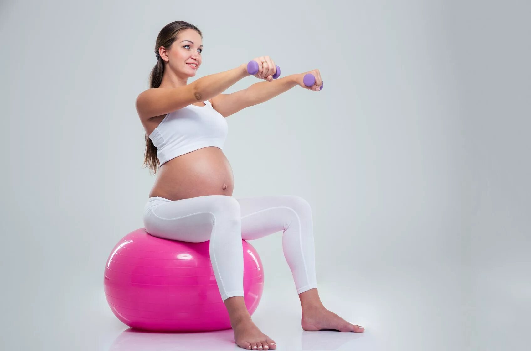 Заниматься спортом при беременности. Фитнес для беременных. Занятия на мяче для беременных. Фитбол занятия для беременных. Физические упражнения для беременных.