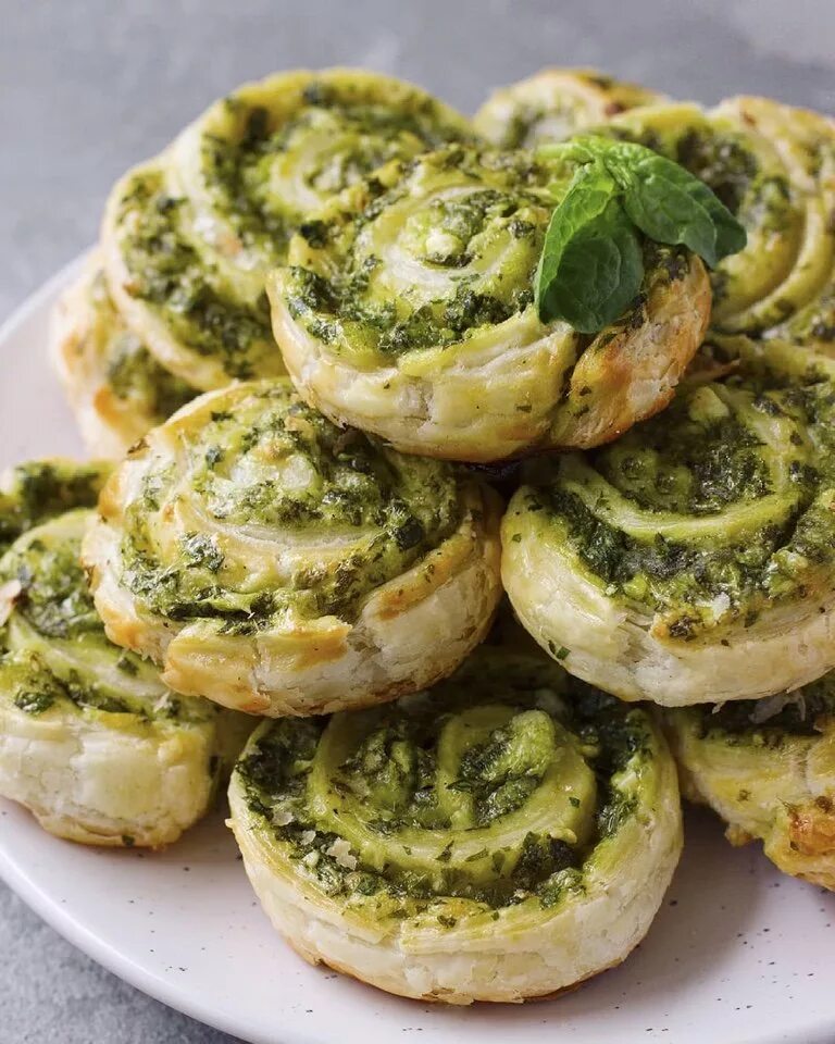 улитка со шпинатом и сыром из слоеного теста. спанакопита улитка. улитки из слоеного теста. выпечка улитка со шпинатом и сыром. спанакопита греческий.