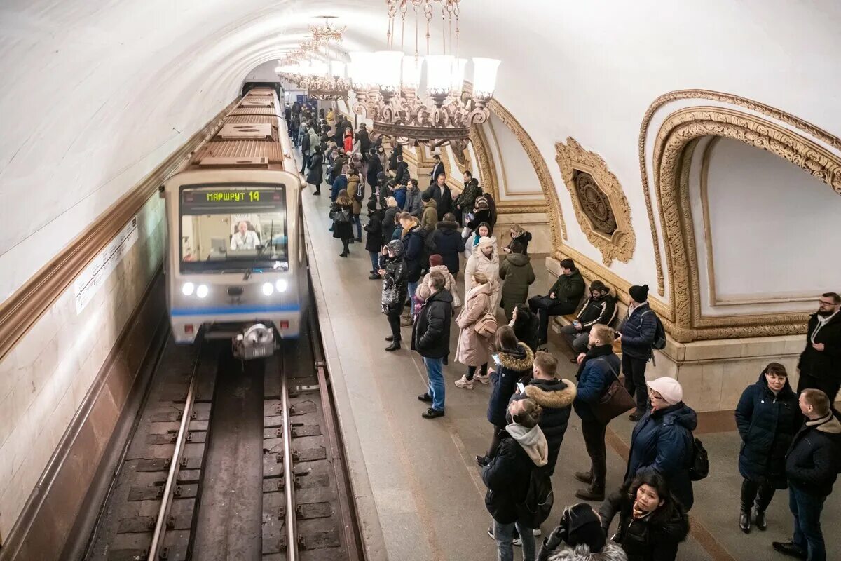 Станция МИТРО В Москве. Московский метрополитен сейчас. Метро поезда Московского метрополитена. Люди на станции метро. Живу в москве метро