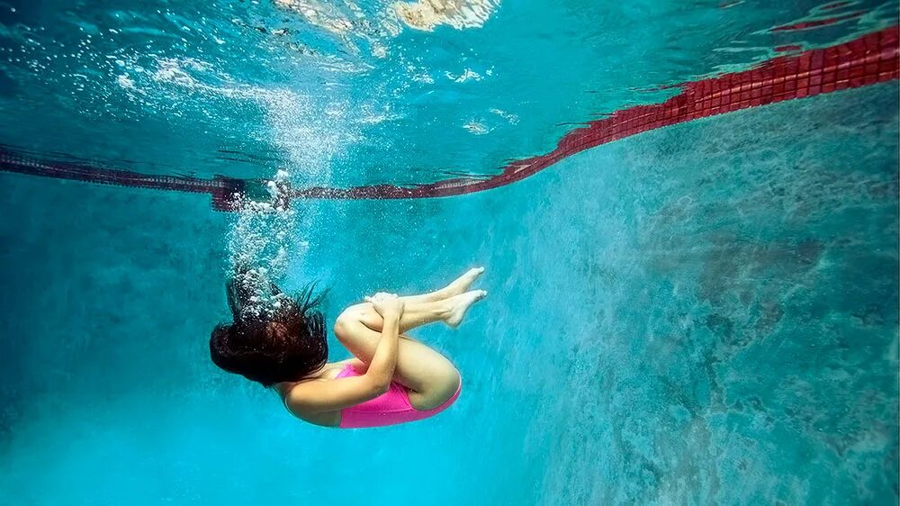 Брасс и баттерфляй. Алекс сегура. Человек над водой. Девочка под водой. Гийом нери.