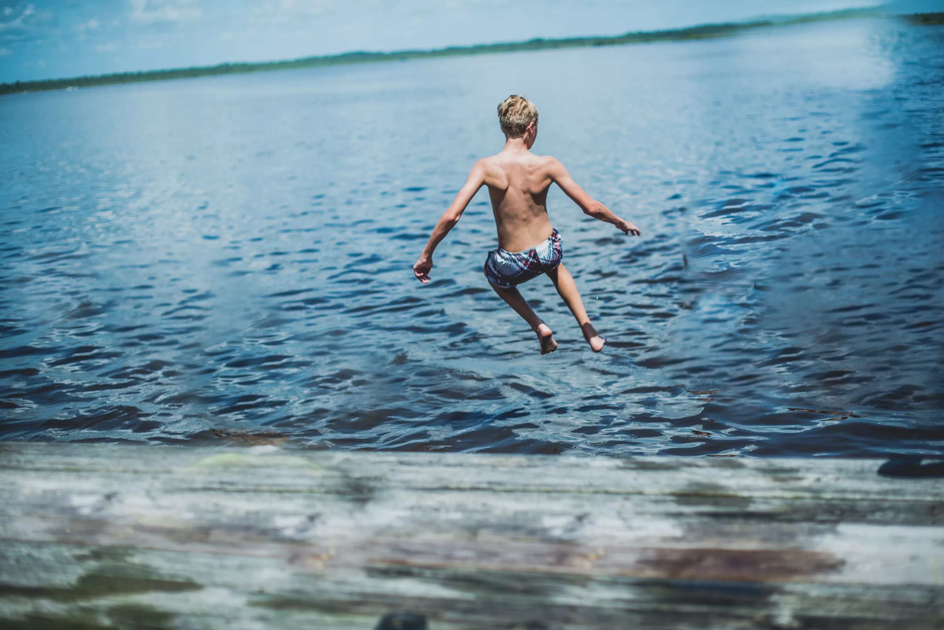 Мальчик в воде. Купаться в море. люди купаются. мальчики в воде. плавать в озере.
