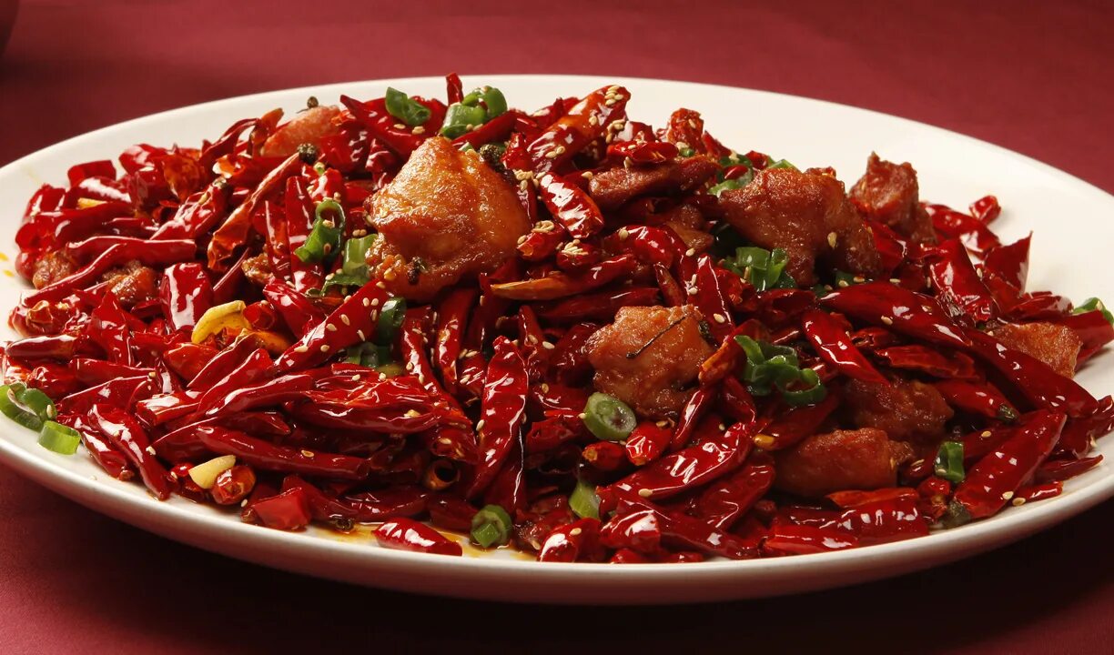 Курица с красным перцем. Сычуаньская кухня. Сычуаньская кухня Китая. Блюда с острым перцем. Китайская кухня острая.