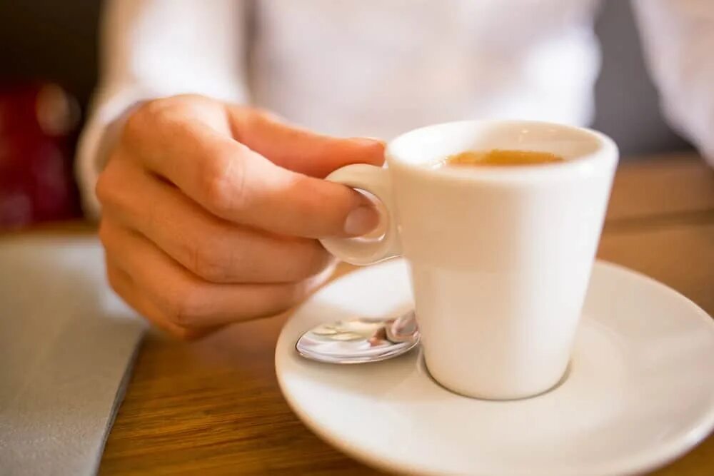 Можно ли пить кофе по утрам. Выпить кофе. попей кофе по утрам. coffee photo. люди пьют кофе солнечно.