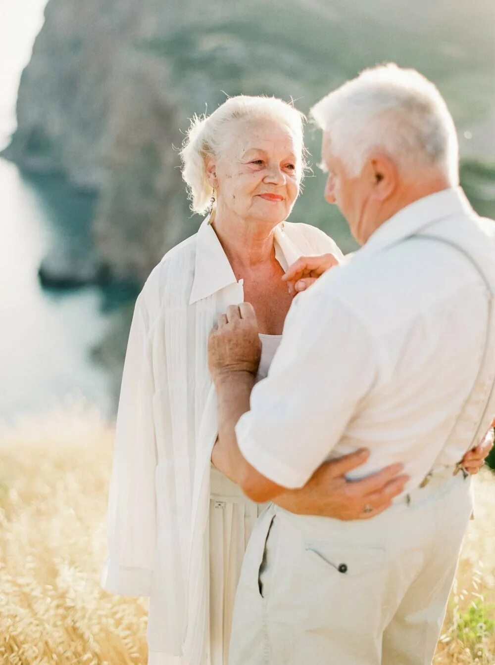 В возрасте позируют. Пожилые пары. Счастливые пожилые люди. Счастливая пожилая пара. Счастливая пара пожилых людей.