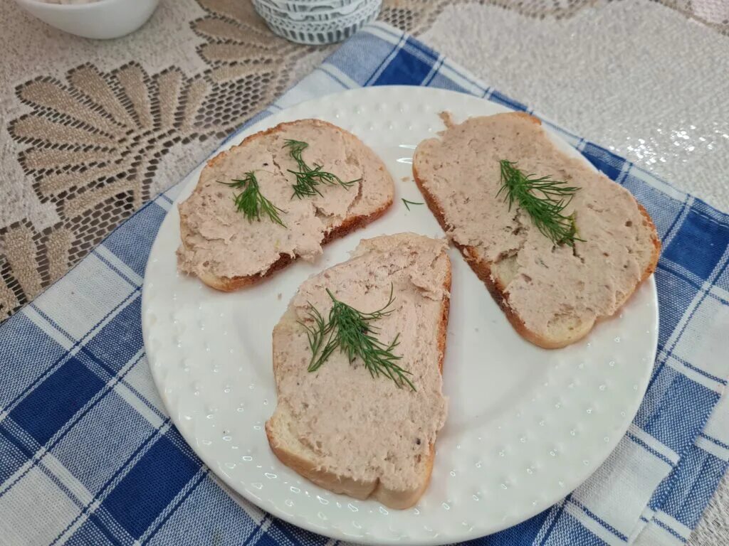 Паштет куриный. Паштет из куриной грудки. Паштет из куриной грудки подача. Куриный паштет с укропом.