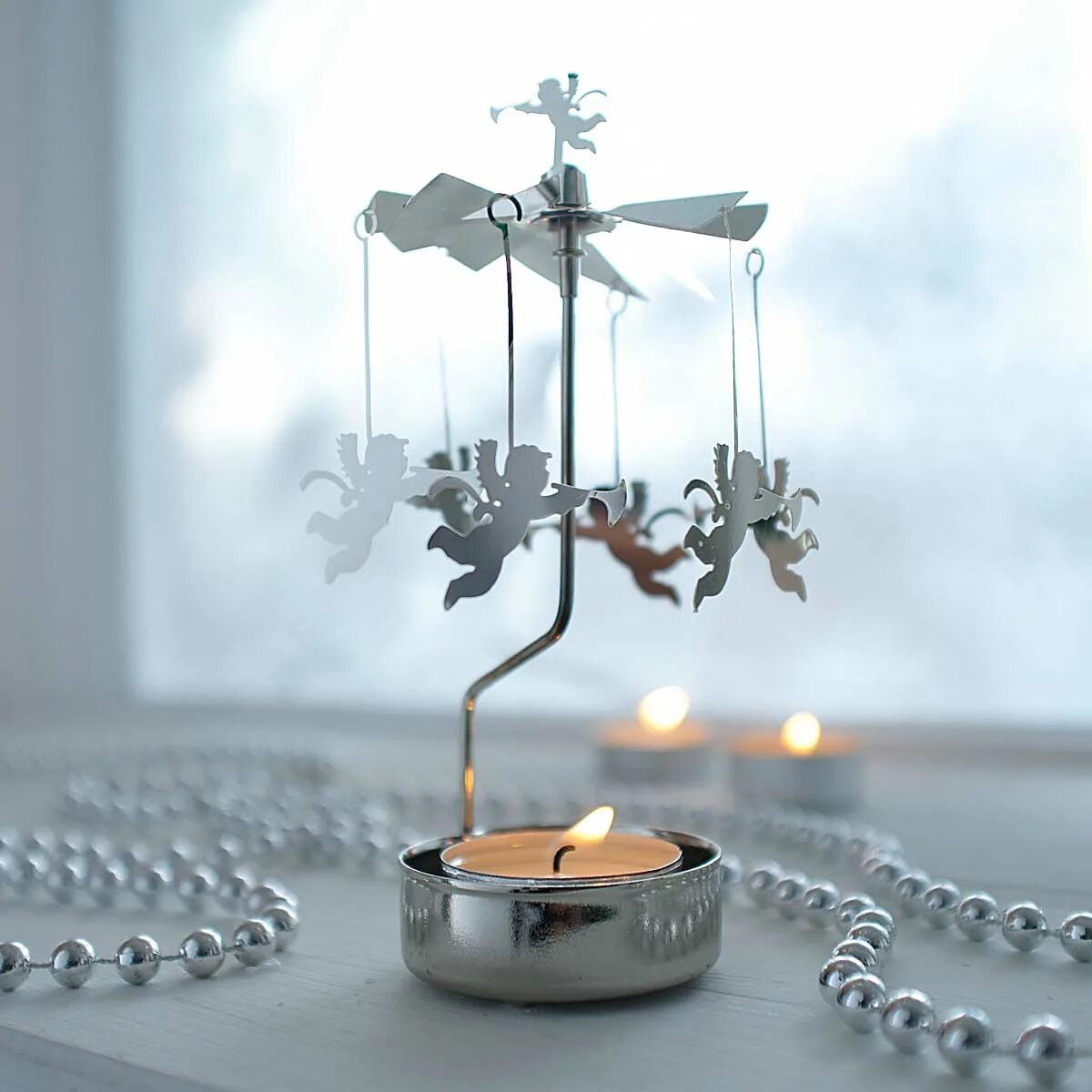 Свечка карусель. Свечка карусель. Карусель со свечкой. Подсвечник мобиль. Карусель со свечой металлическая.