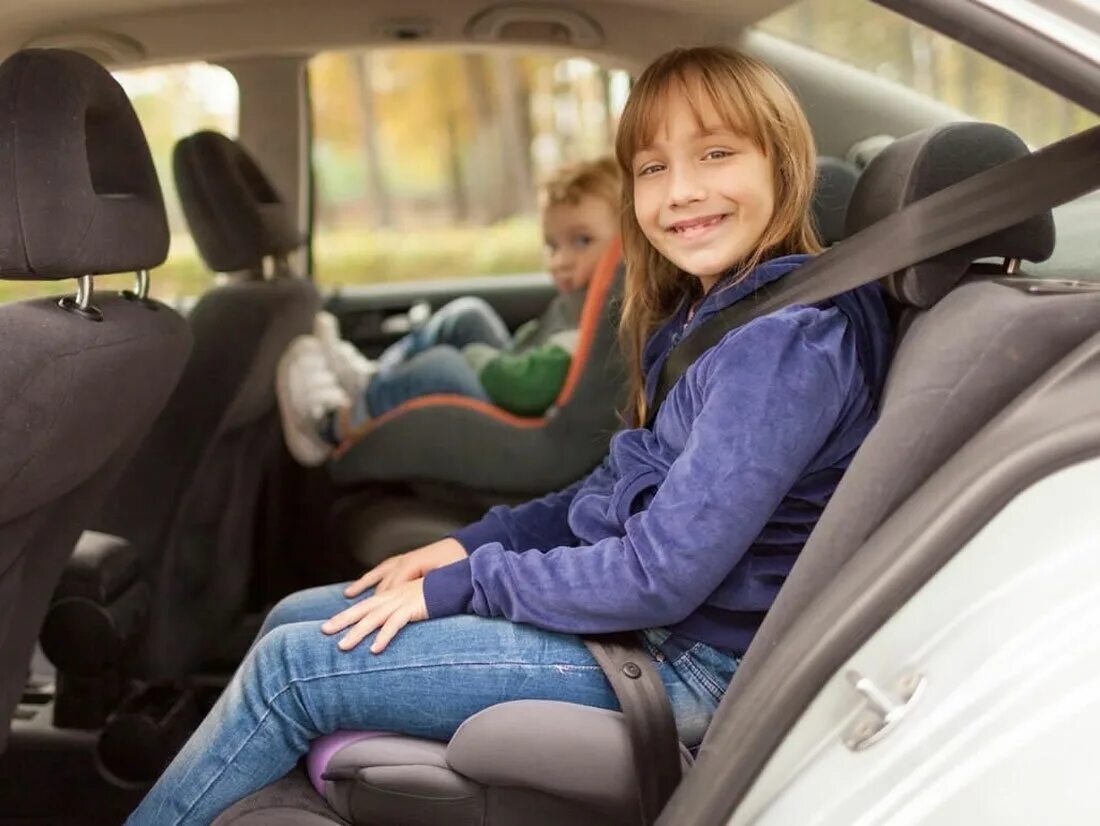 Бустер со скольки лет можно 2024. Детское кресло в машину. Бустер для детей. Ребёнок в автомобиле пристёгнут. Бустеры для перевозки детей.