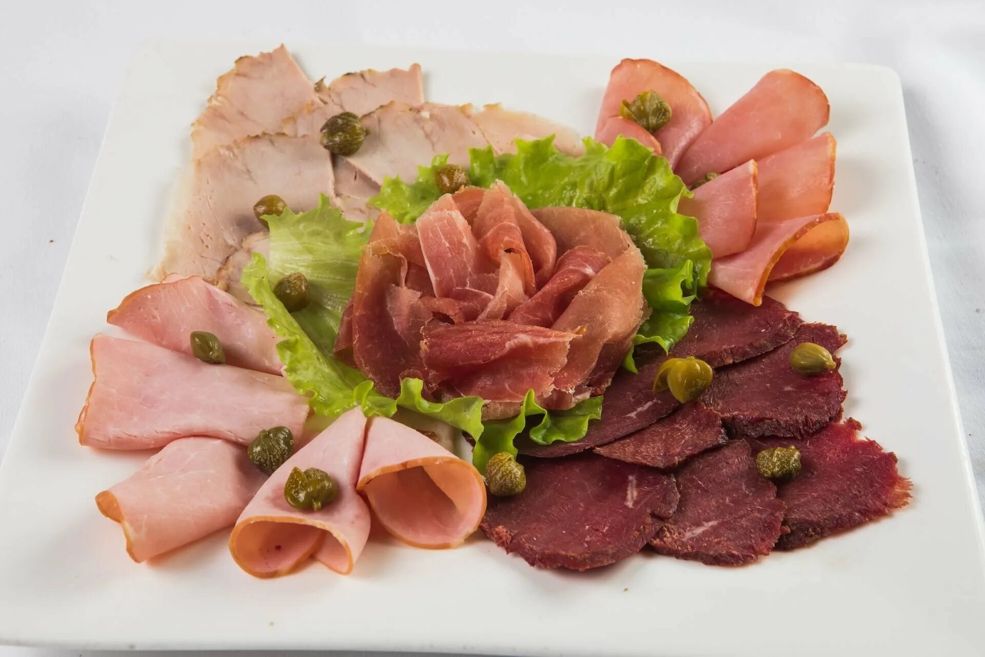 Буженина «мясное ассорти». Колбасная нарезка. Подача мясного ассорти. Мясное ассорти. Закуски из мясных продуктов.