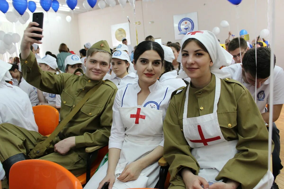 эльвира болгова лекарство против страха 2013. медсестры военнообязанные или нет. возраст военнообязанного гражданина россии. медики военнообязанные. медсестра с чемоданом.