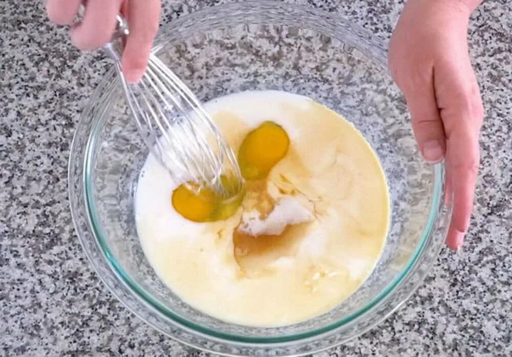 Add the egg. Кислое молоко яйца. блинный торт с кремом из рикотты. mix eggs. mix milk and eggs.