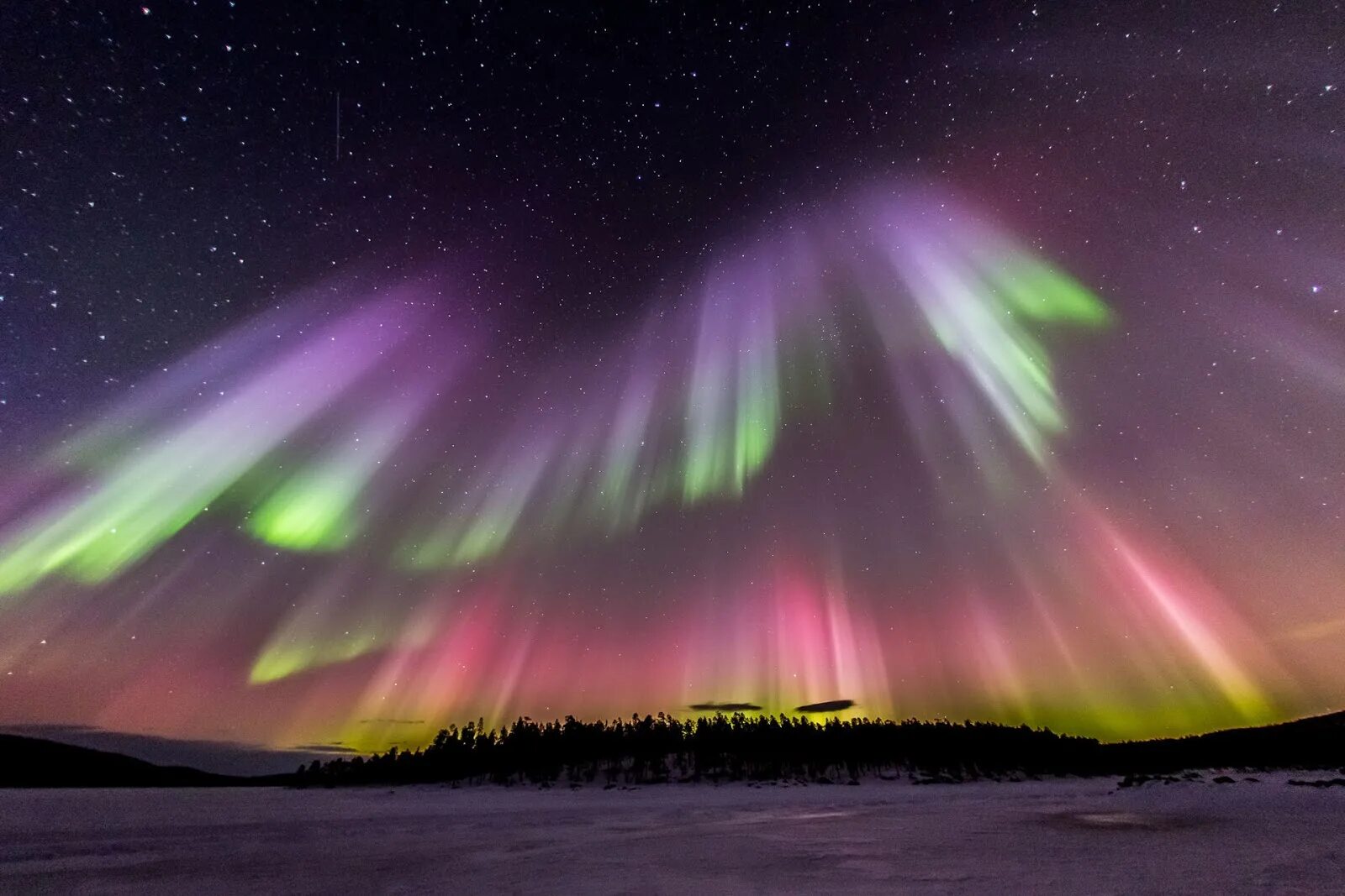 Северное сияние northern lights. Аляска северное сияние. При свете северного сияния. Гаммерфест северное сияние. Северное сияние для детей.