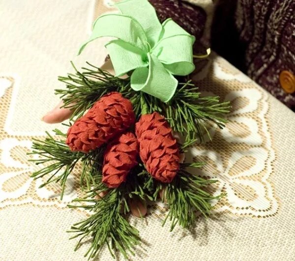 Поделки с еловыми ветками. Еловая ветка своими руками. Еловые веточки для декора. Еловые ветки своими руками быстро и красиво. Еловые веточки из фоамирана.