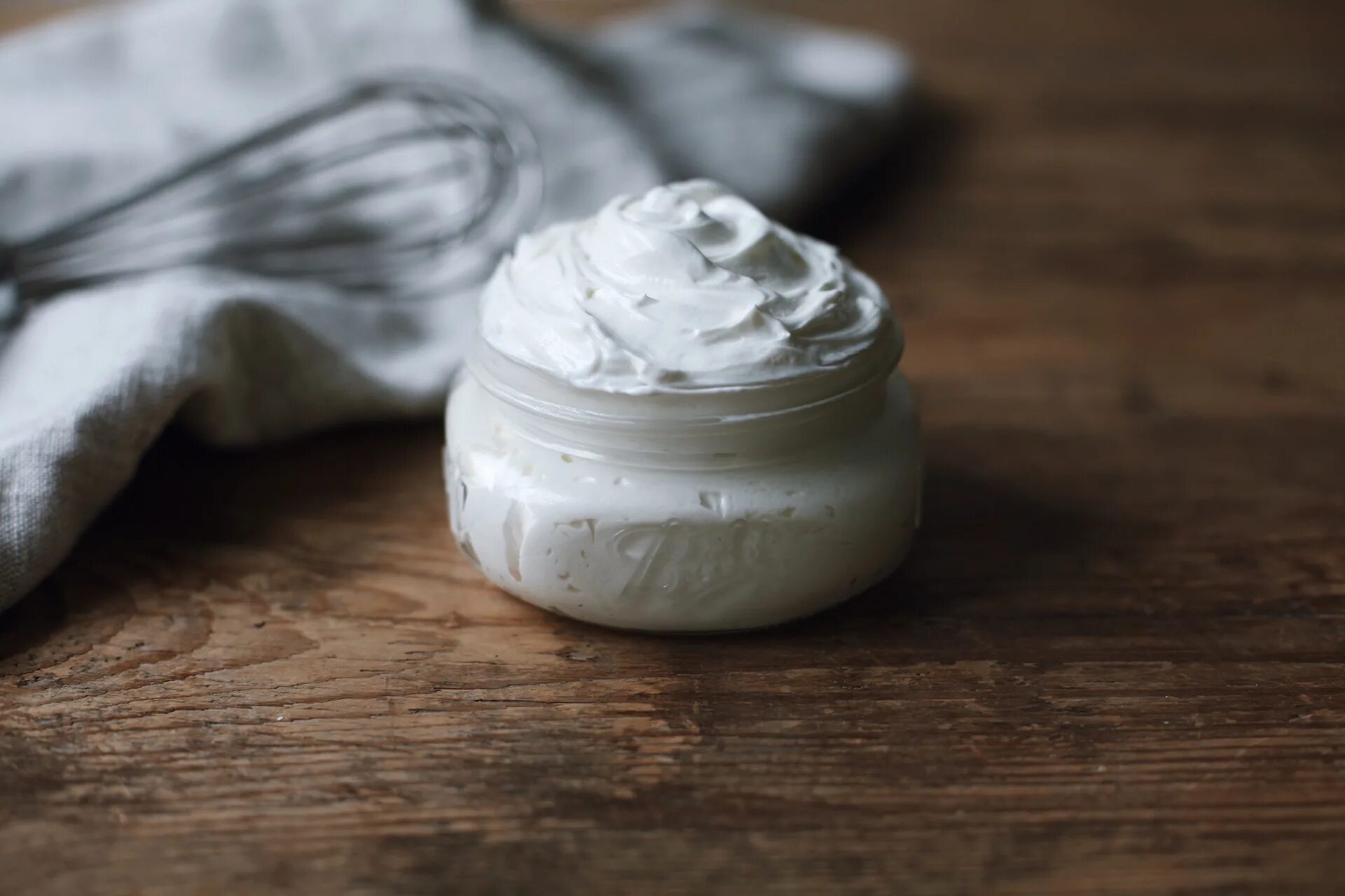 Крем на белом шоколаде рецепт. Торт из профитролей со сметанным кремом и сгущенкой. Napag пакетик заливка торт. Залил крем. Темное тесто.